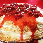 Tort de clătite, un desert special. Se prepară repede și este delicios. Ideal pentru zilele de weekend