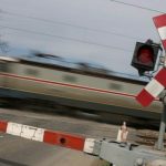 Cod Rutier 2025. Dacă bariera de la calea ferată este ridicată, trebuie să oprești ca să te asiguri?