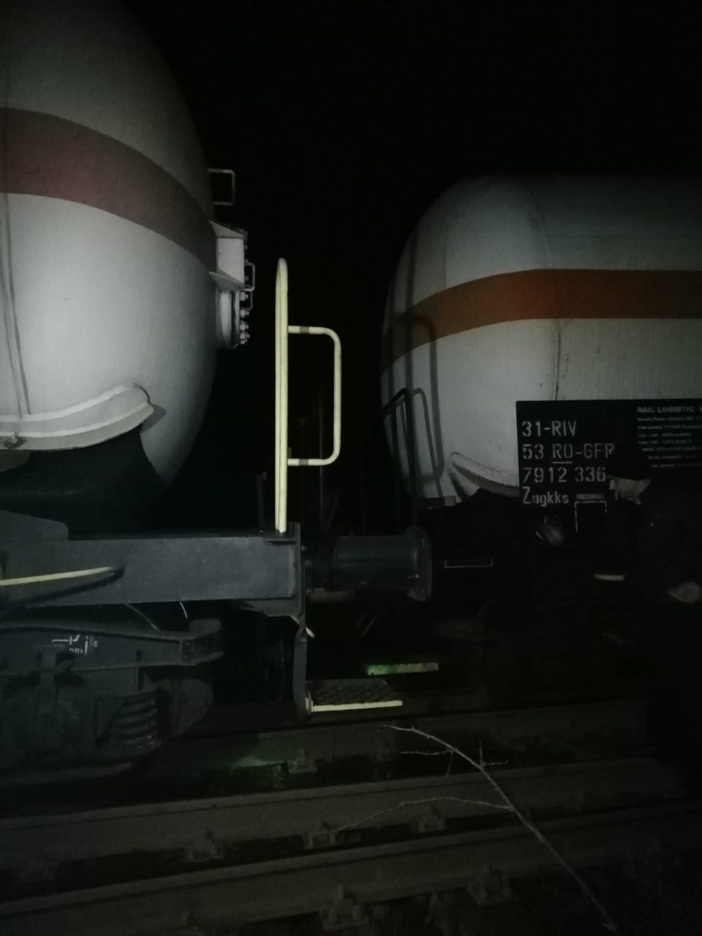 ALERTĂ în Mureș. ISU intervine de urgență în urma unor scurgeri de combustibil dintr-un vagon cisternă CFR Marfă - VIDEO