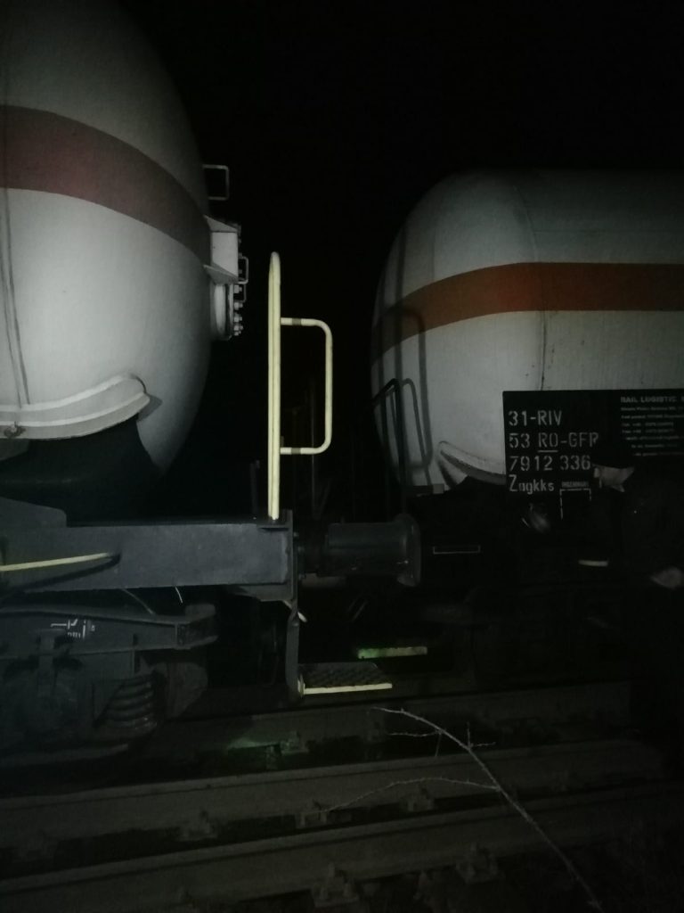 ALERTĂ în Mureș. ISU intervine de urgență în urma unor scurgeri de combustibil dintr-un vagon cisternă CFR Marfă - VIDEO