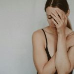 Primele simptome ale deficitului de vitamina D. Îți poate afecta sănătatea mintală, dar și oasele