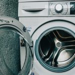 De ce e bine să pui o lingură de zahăr în mașina de spălat: secretul unei garderobe impecabile