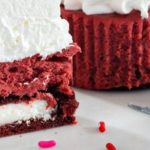 Surprinde-ți partenerul de Valentine's Day! Oferă-i Red Velvet Cheesecake cu biscuiți Oreo, desertul cu care îl vei cuceri
