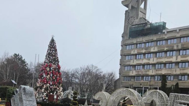 Motivul bizar pentru care un oraș din România nu a renunțat încă la decorațiunile de Crăciun. Luminițele sunt aprinse în fiecare seară
