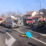 Ambulanţă aflată în misiune, implicată într-un grav accident în judeţul Bihor. 3 persoane rănite: una se află în cod roșu medical FOTO