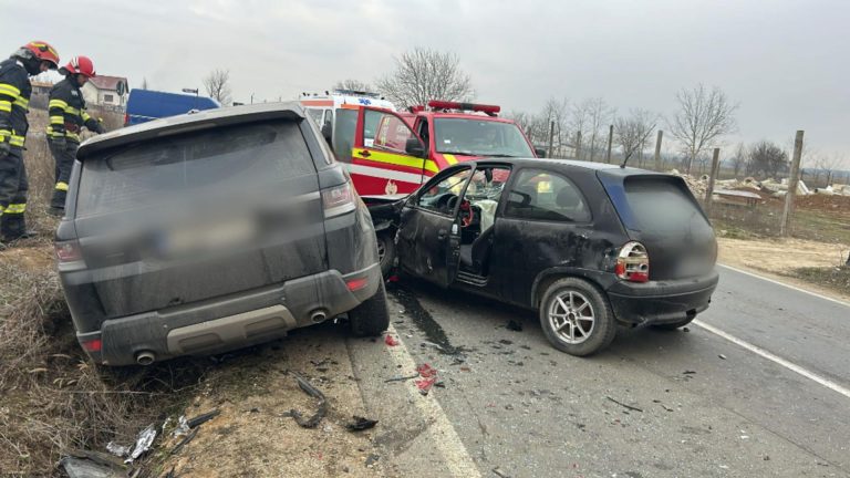Impact FATAL între două mașini. Victima este o șoferiță de 49 de ani