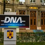 Scandal de corupție într-o mare companie de livrări: mită în bani, telefoane și porci. Un angajat a fost prins în flagrant de 9 ori