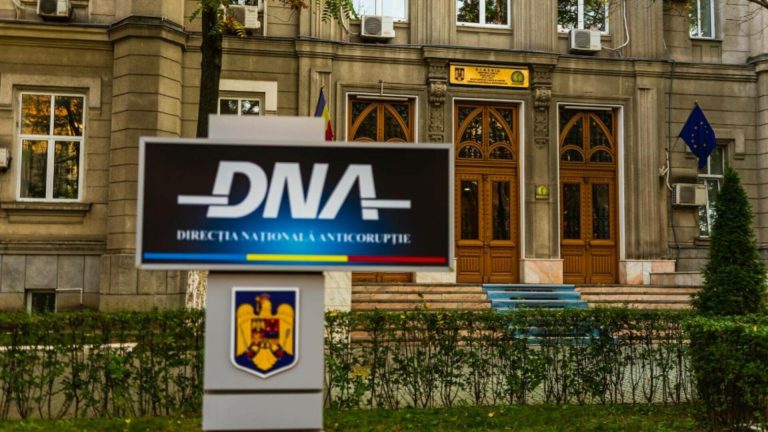 Scandal de corupție într-o mare companie de livrări: mită în bani, telefoane și porci. Un angajat a fost prins în flagrant de 9 ori