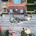Panică pe șosea: un crater uriaș a înghițit o parte dintr-o localitate britanică