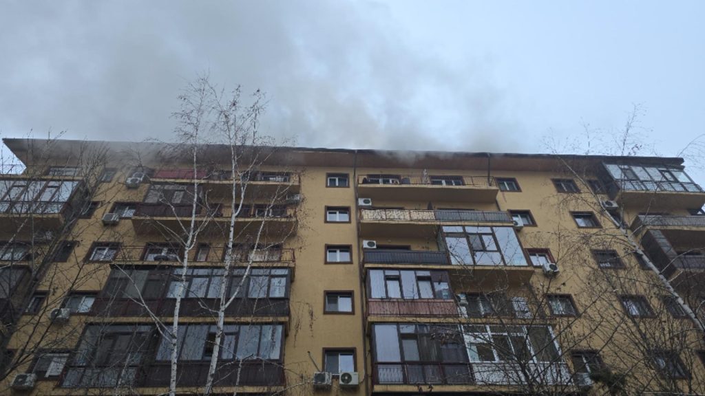 INCENDIU violent, cu degajări mari de fum, la mansarda unui bloc din Chiajna. ISU intervine în forță - 10 autospeciale, trimise la fața locului