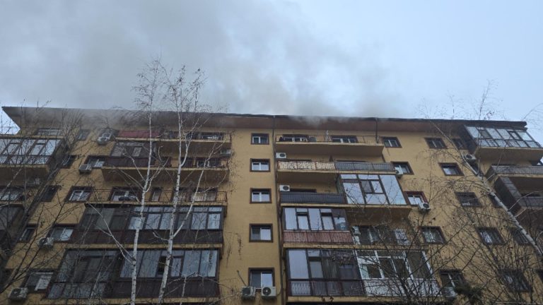 INCENDIU violent, cu degajări mari de fum, la mansarda unui bloc din Chiajna. ISU intervine în forță - 10 autospeciale, trimise la fața locului