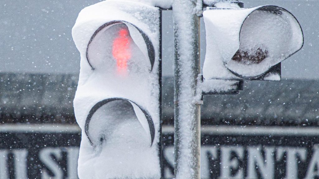 Drumarii au scos utilajele de deszăpezire pe autostrăzile din jurul Bucureștiului. Unde se așteaptă să fie cel mai rău - VIDEO 