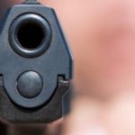 Scandal de proporții într-o comună din județul Buzău. Un consilier a amenințat un localnic cu arma, pe rețelele de socializare - VIDEO