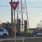 A intrat cu blindatul în stâlpi. Un soldat britanic a produs un accident demn de cascadorii râsului pe șoseaua de centură a orașului Galați