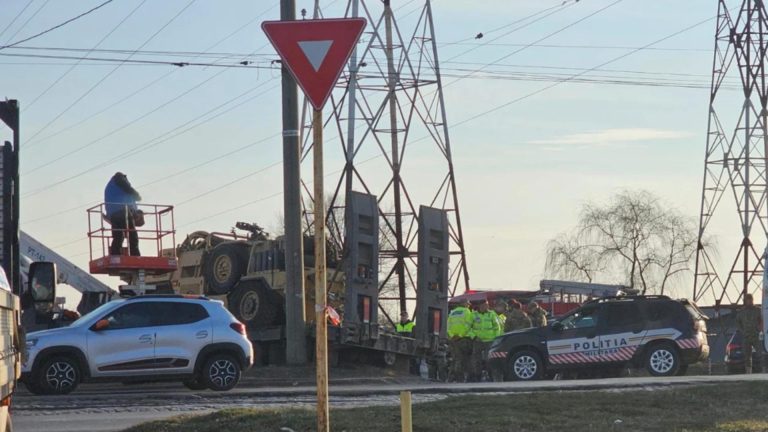 A intrat cu blindatul în stâlpi. Un soldat britanic a produs un accident demn de cascadorii râsului pe șoseaua de centură a orașului Galați