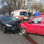 Carambol pe o stradă din Pitești. Cinci mașini au fost implicate. Doi oameni au ajuns la spital VIDEO