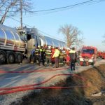 Accident între două autocisterne în județul Suceava. Unul dintre șoferi a rămas încarcerat