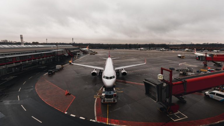 Aterizare de urgență după ce un pasager a murit în avion. Ce s-a întâmplat cu bărbatul, de fapt