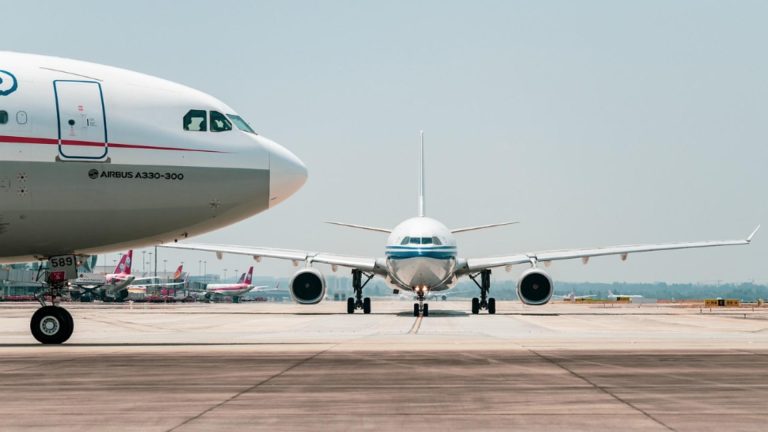 Aterizare de urgență pe Otopeni: un avion cu zeci de pasageri s-a întors pe aeroport. Clipe de coșmar la bord. DETALIUL care a alertat echipajul