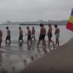 Provocare pe TikTok: înot în apa mării rece ca gheața. Tinerii se filmează și se postează