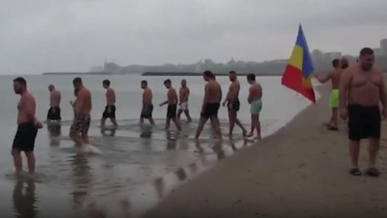 Provocare pe TikTok: înot în apa mării rece ca gheața. Tinerii se filmează și se postează