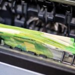 Câți bani pot retrage românii de la ATM în 2025. Care sunt limitele impuse de bănci?