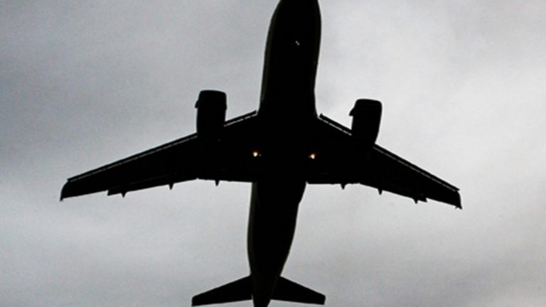 Trafic aerian pe aeroporturile din Capitală, în condiţii de iarnă. Unele zboruri pot înregistra ÎNTÂRZIERI: anunțul CNAB