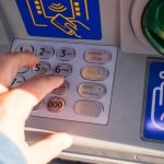 Trucul de la bancomat atunci când retragem bani, ca să nu lăsăm "urme" pentru hoți. Ce ne sfătuiesc specialiștii