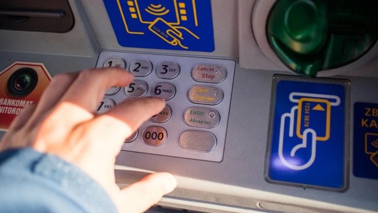 Trucul de la bancomat atunci când retragem bani, ca să nu lăsăm "urme" pentru hoți. Ce ne sfătuiesc specialiștii