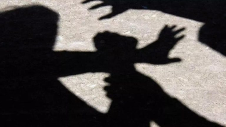 Decizie șocantă în Prahova. Agresorii care au snopit în bătaie doi soți, sub privirile fiului minor, cercetați în libertate, pe motiv că nu reprezintă un pericol - FOTO
