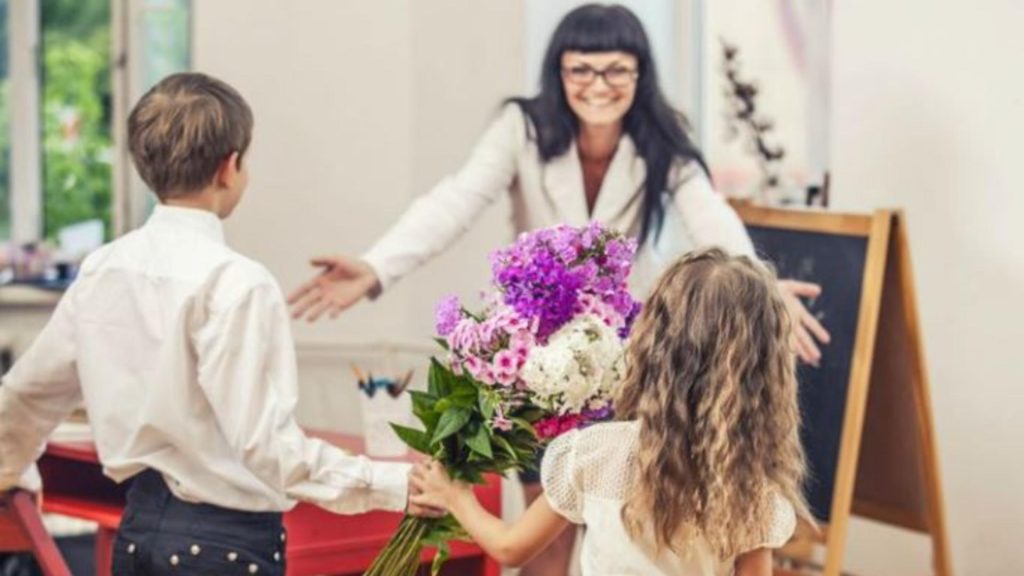 Cadourile scumpe de 8 Martie din școli, în vizorul Ministerului Educației. ”O să întărim mesajul, fără să devenim niște Grinch ai mărțișorului”