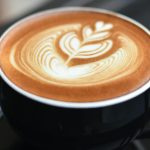 Ce se poate întâmpla în organism când consumi prea multă cafea. Care sunt efectele adverse al cofeinei?
