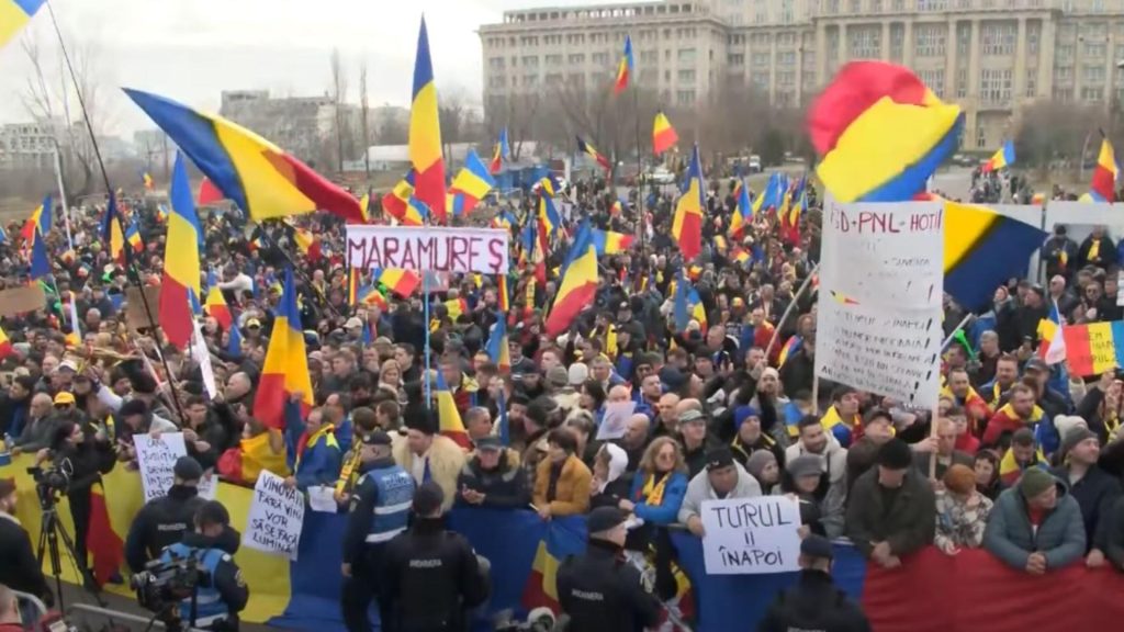 Protestul susținătorilor lui Călin Georgescu, compromis de suporteri din galeriile de fotbal. Cum încercă statul paralel să destabilizeze un protest pașnic VIDEO