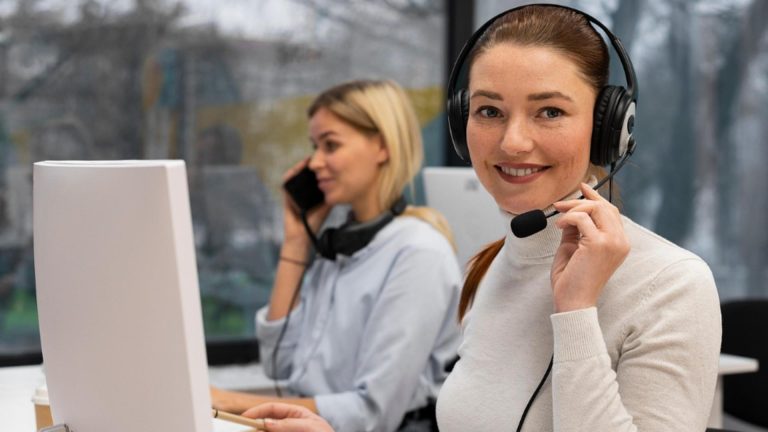 Ce se întâmplă când apelul tău este pus în așteptare în call center. Te vei gândi de două ori înainte să le faci „urări de bine”