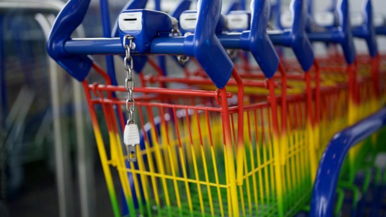 Trucul simplu prin care poți să deblochezi căruciorul de cumpărături fără monedă. Ai nevoie de un simplu obiect, pe care îl porți mereu cu tine