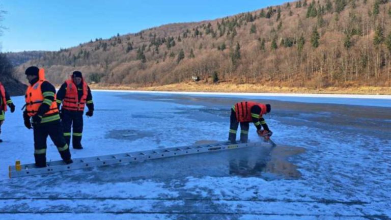 A treia zi de căutări în lacul Zetea din Harghita în cazul tânărului dat dispărut - VIDEO
