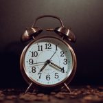 Când trecem la ora de vară în 2025. Data la care ceasurile se dau înainte și dormim mai puțin