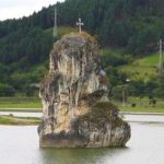 Locul din România unde diavolul a încercat să blocheze cursul unui râu. Unde se află Piatra Dracului, un tărâm plin de frumusețe și legende