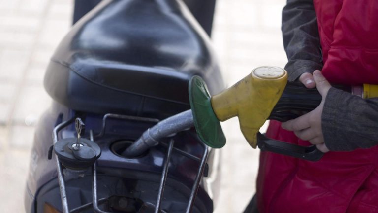 Scumpiri peste scumpiri: motorina se duce în sus, benzina scade