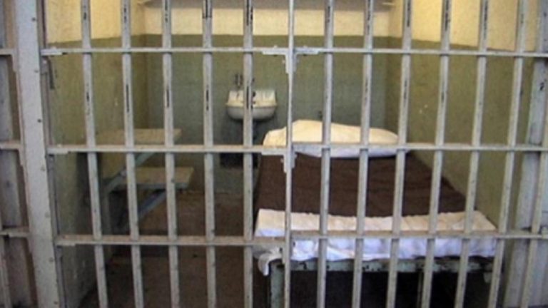 Un bărbat condamnat pentru omor deosebit de grav cere despăgubiri de o jumătate de milion de euro de la Penitenciarul Alba