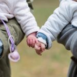 Minciunile pe care majoritatea părinților le spun copiilor. Ce impact pot avea asupra celor mici