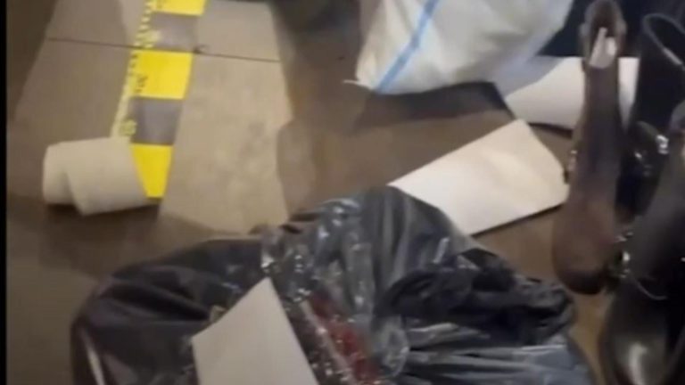 Percheziții la un magazin de lux de pe Calea Victoriei care vindea haine contrafăcute VIDEO