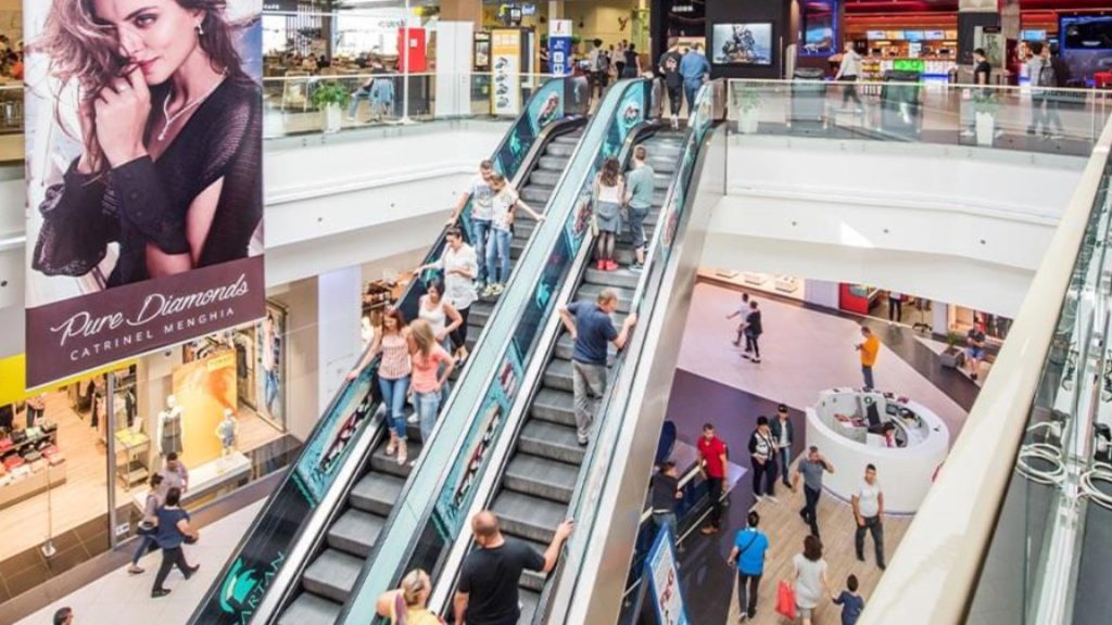 Inundație într-un mall din Capitală: curge apă din tavan