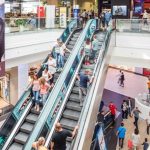 Inundație într-un mall din Capitală: curge apă din tavan
