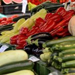 Un oraș din România ar putea introduce verificarea conținutului de PESTICIDE la legumele şi fructele vândute în pieţe