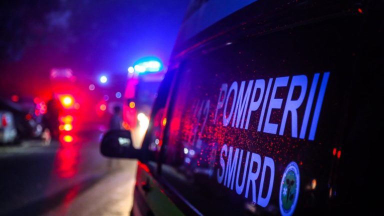 Accident grav în Vâlcea. O maşină cu trei persoane a căzut în Olt. Victimele nu au reuşit să iasă din autoturism