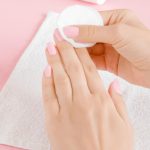Cum îndepărtezi oja de pe unghii fără să folosești acetonă. Soluții salvatoare când nu ai sticluța de dizolvant la îndemână