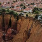 Stare de urgență: un crater uriaș amenință să înghită un întreg oraș. Ce semnifică fenomenul „voçoroca”