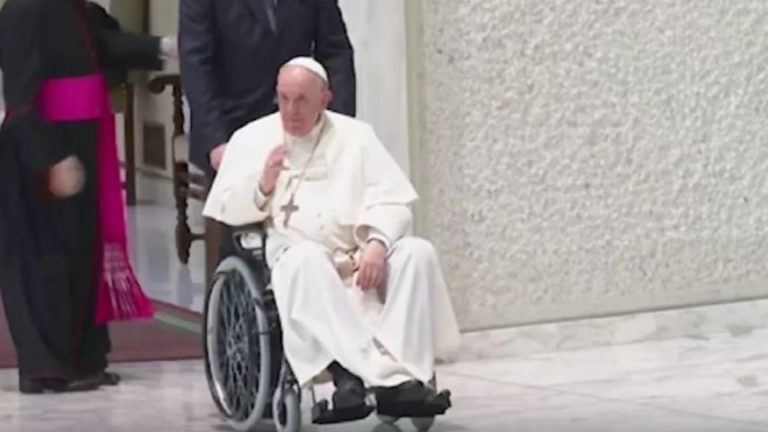 Cardinalii se roagă pentru Papa Francisc. Suveranul Pontif, internat la Roma