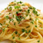 Cea mai rapidă rețetă de PASTE CARBONARA. Ce ingredient secret se folosește la rețeta originală
